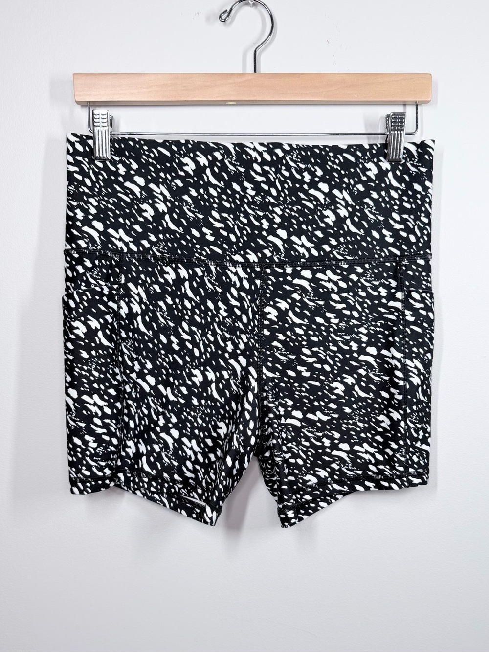 Athleta Salutation Stash 5" Shorts High Rise Black White Speckle Print Large EUC